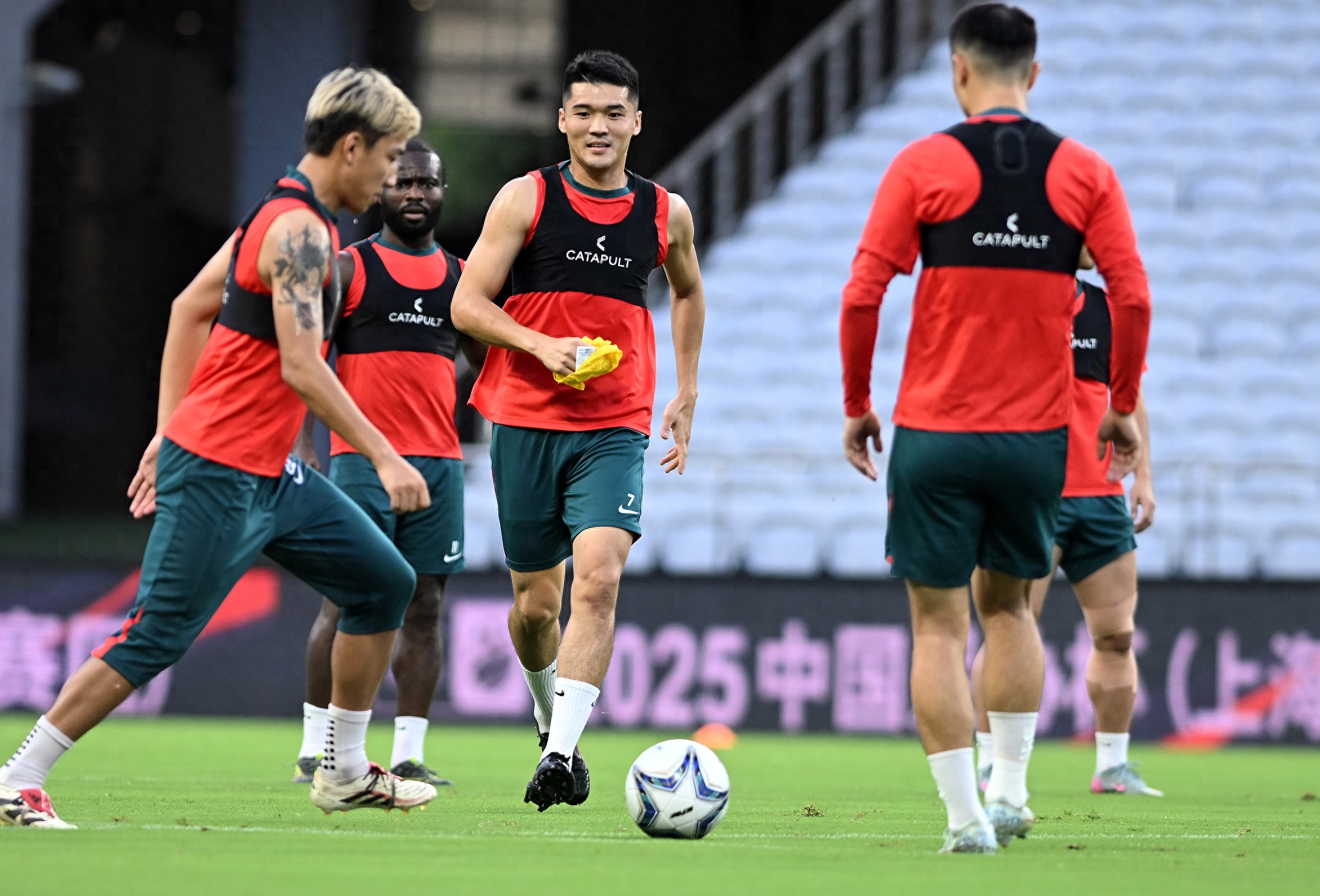 包含足总杯冲刺阶段走向成谜；费城76人刷新队史纪录；气氛紧张；身体对抗强度拉满的词条